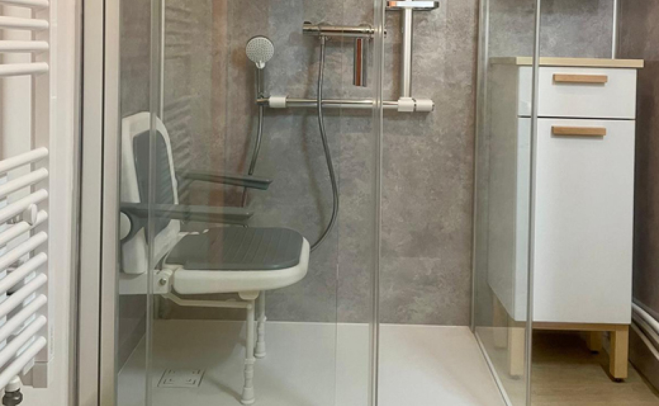 Salle de bains adaptée : quand la douche de plain-pied devient un standard