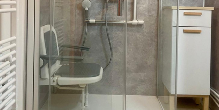 Salle de bains adaptée : quand la douche de plain-pied devient un standard