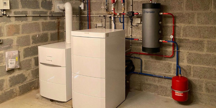 37 acteurs du bâtiment et de l’énergie ont publié une lettre ouverte contre une trajectoire jugée trop centrée sur le tout électrique, défendant hybridation, gaz verts et mix énergétique.