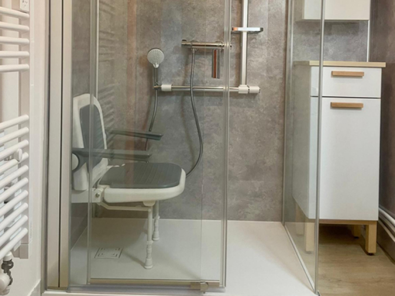 Salle de bains adaptée : quand la douche de plain-pied devient un standard
