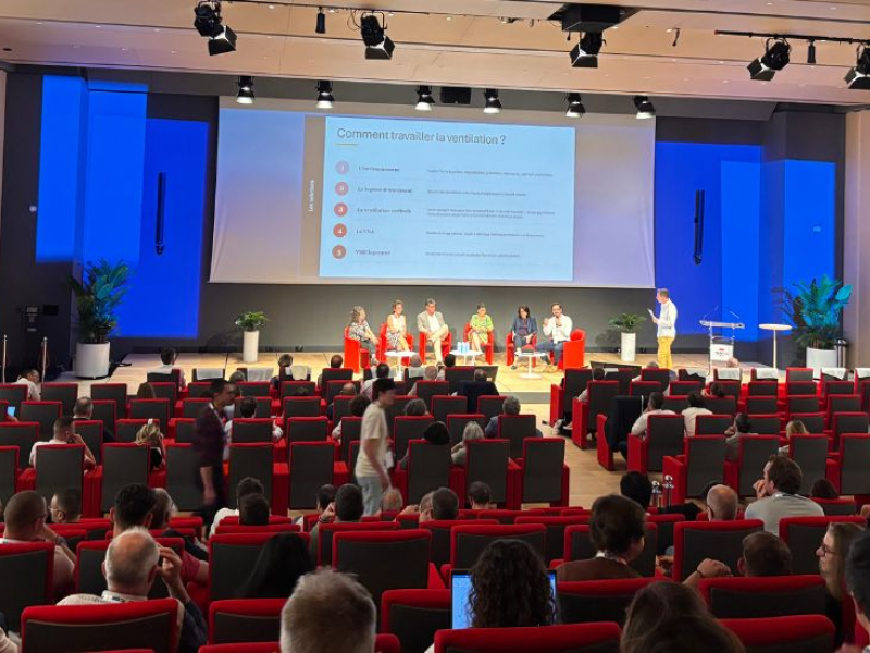 Les premières Assises des métiers de la couverture ont réuni à Paris les acteurs du bâtiment autour d’un enjeu clé : adapter les logements sous toiture aux canicules, entre ventilation, isolation, patrimoine et confort d’été.